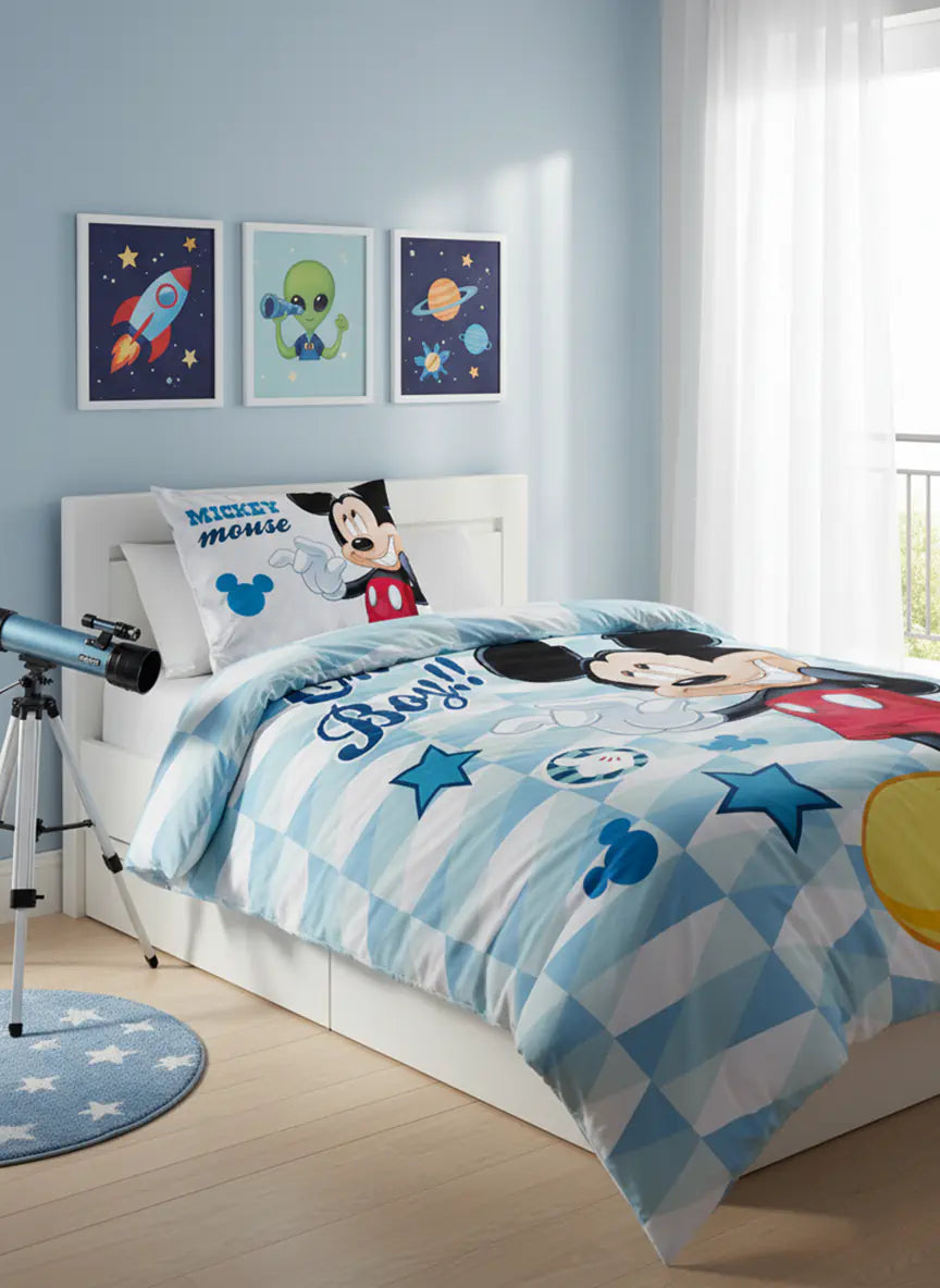 Mickey egér ágynemű ovis méretben berendezett szobában