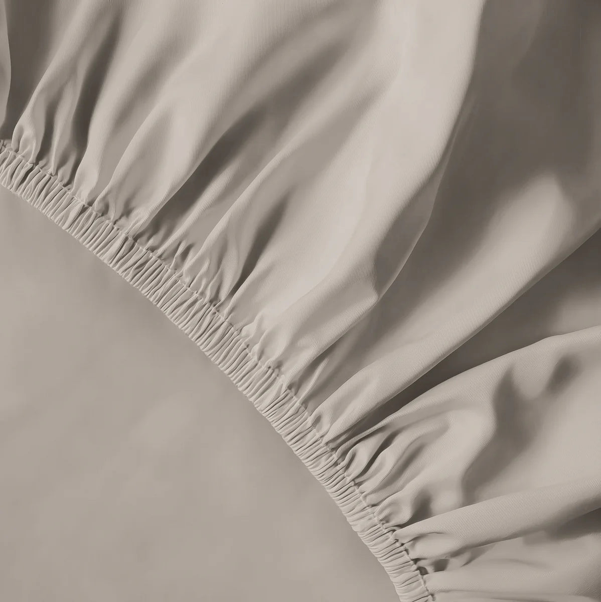 Bézs gumis lepedő sarka közelről