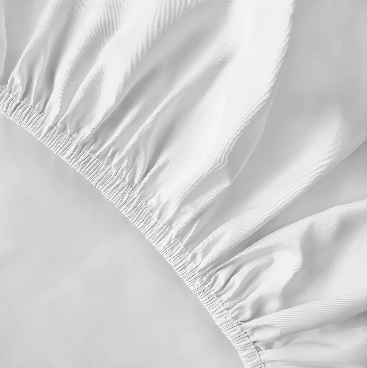 Fehér lepedő gumis sarka közelről