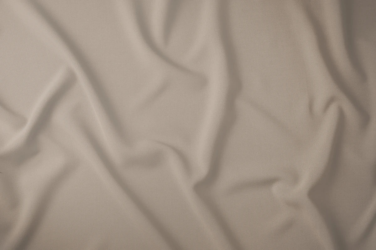Prémium taupe gumis lepedő prémium szatén anyaga közelről